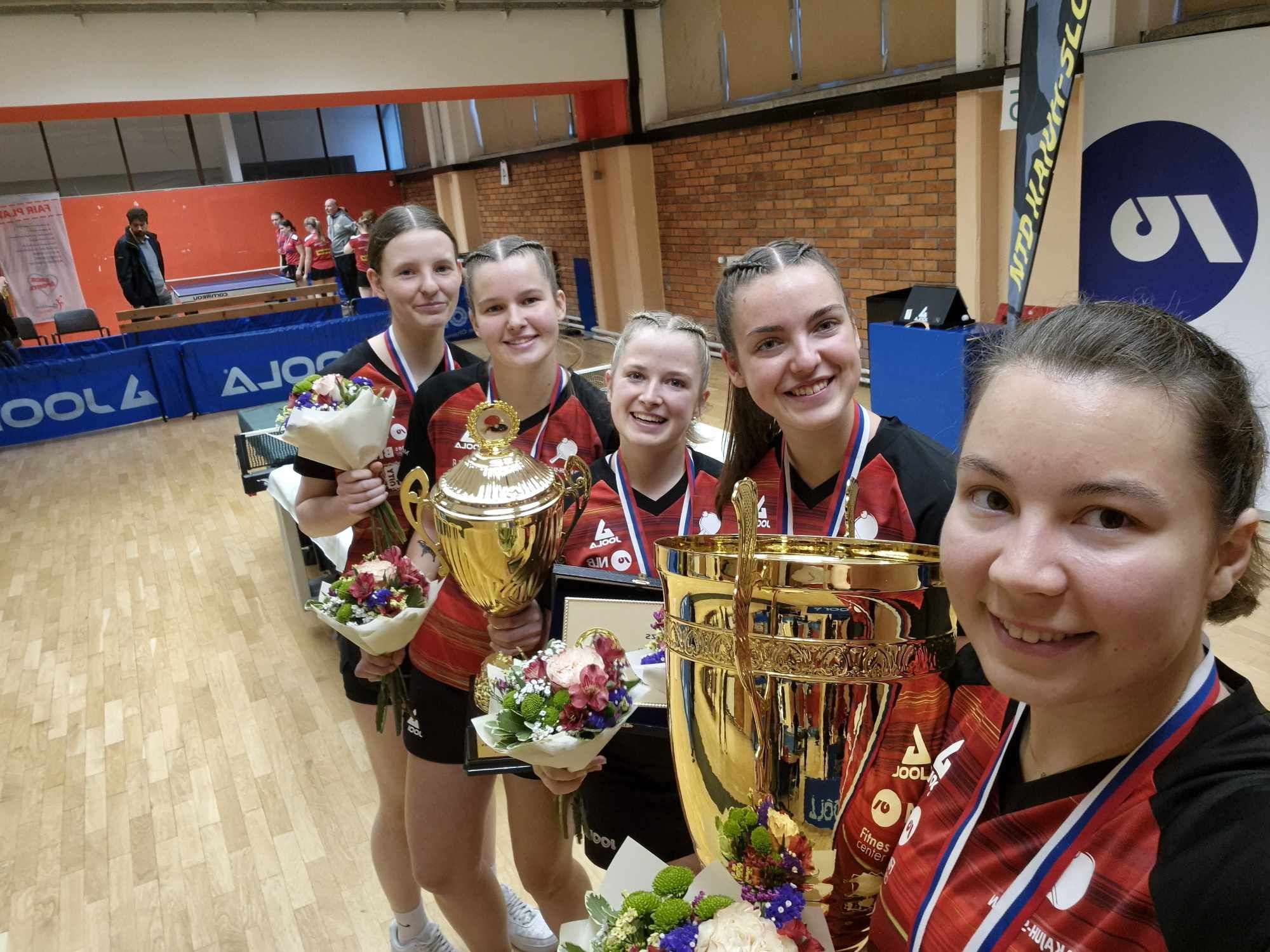 Kajuh-Slovan s pokalom