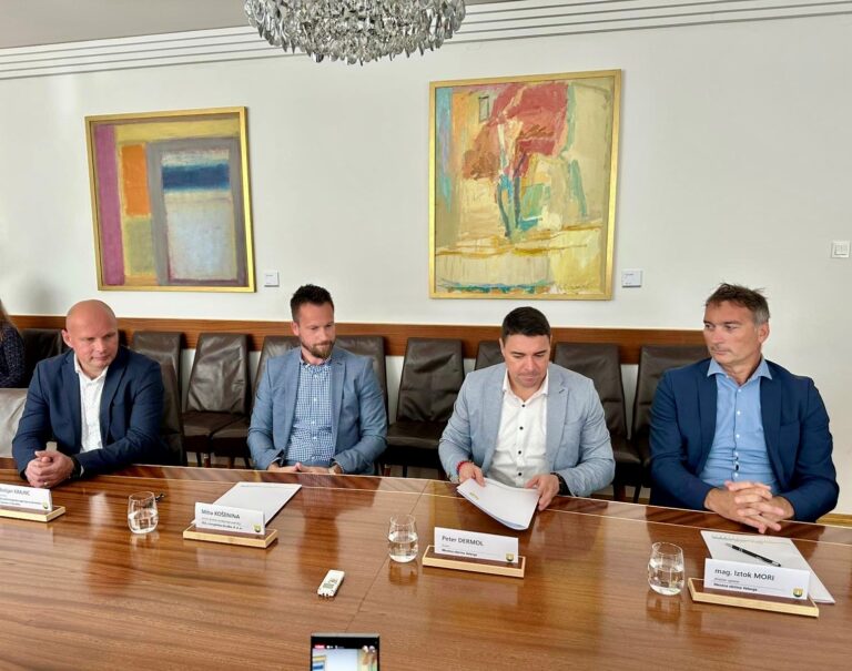 fotka podpis pogodb 10 10 25