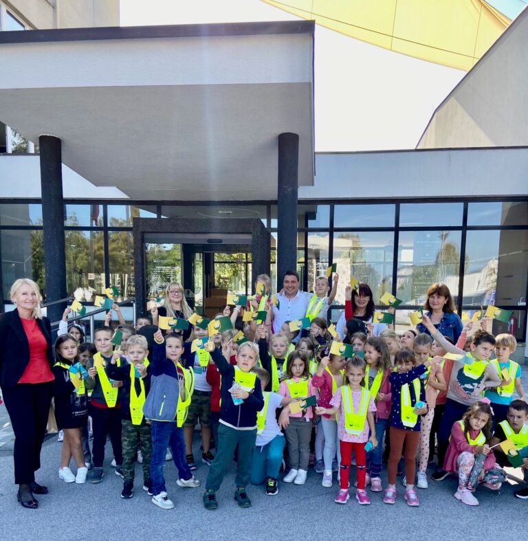 prvošolci MPT pred mestno hiso