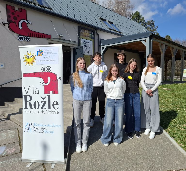 IZBRANI PARLAMENTARCI PRED VILO ROŽLE